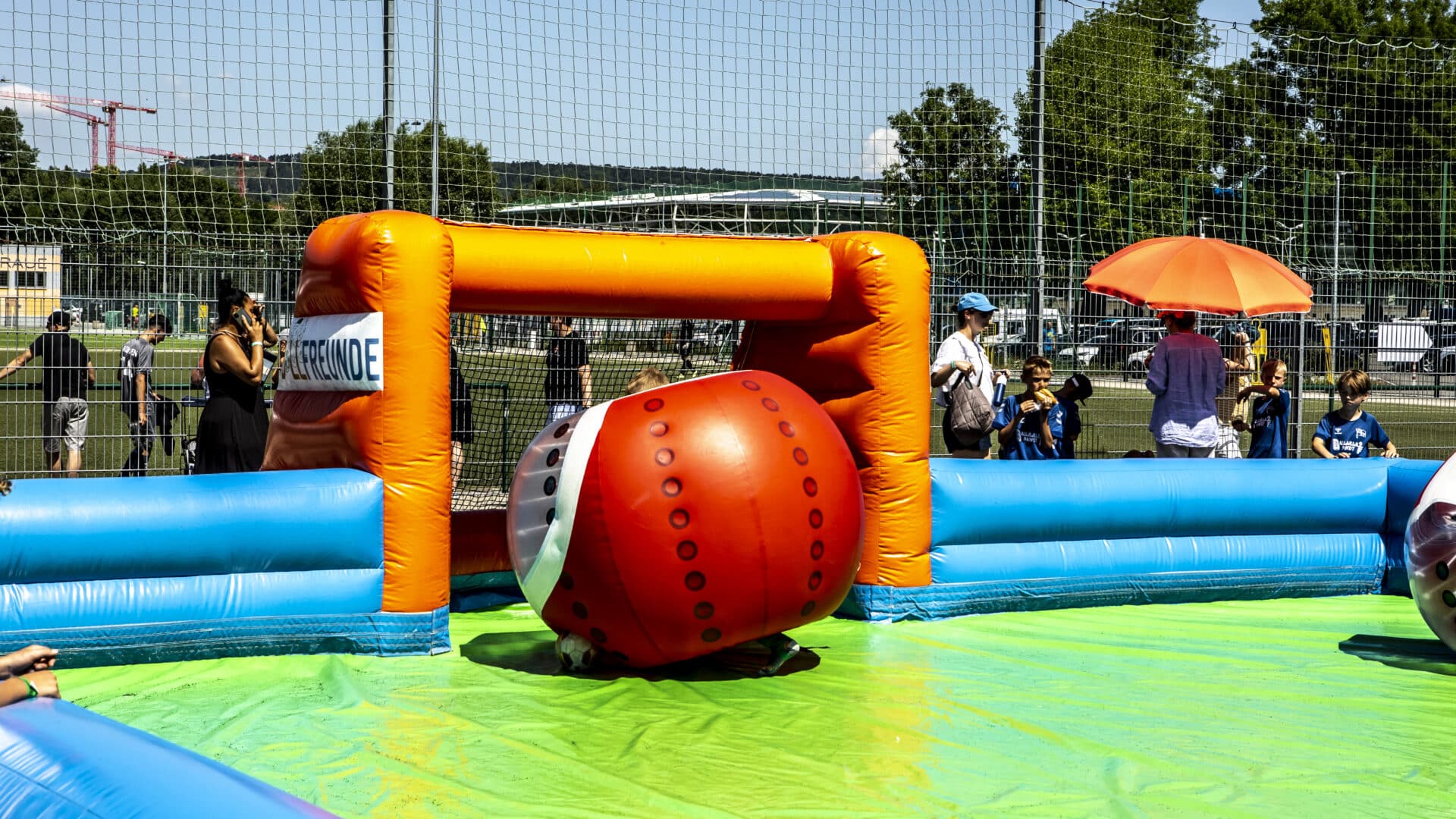 ¡La zona de habilidad y diversión de los amigos de la pelota te está esperando!